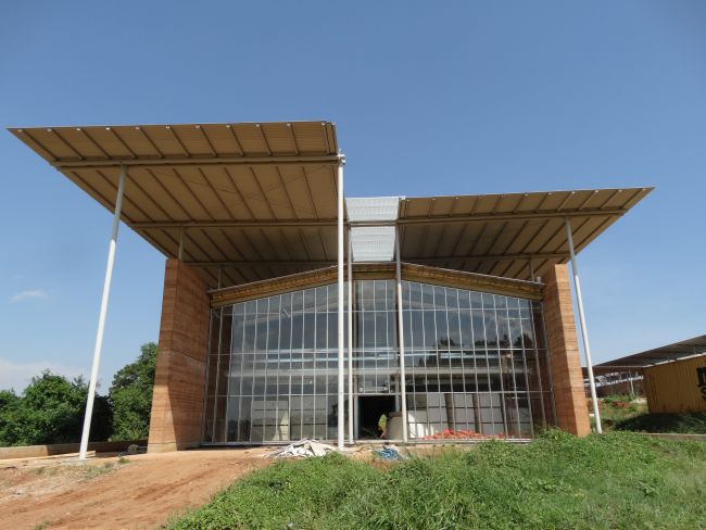 L'ingresso del nuovo ospedale di Emergency in Uganda