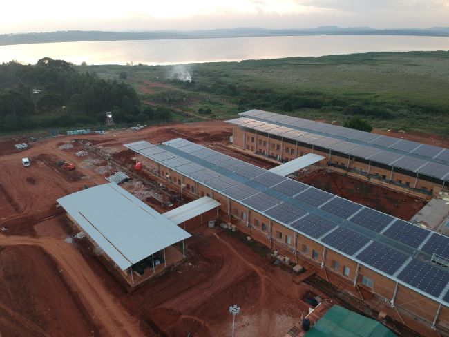 3000 m2 di pannelli fotovoltaici in copertura del nuovo ospedale di Emergency in Uganda