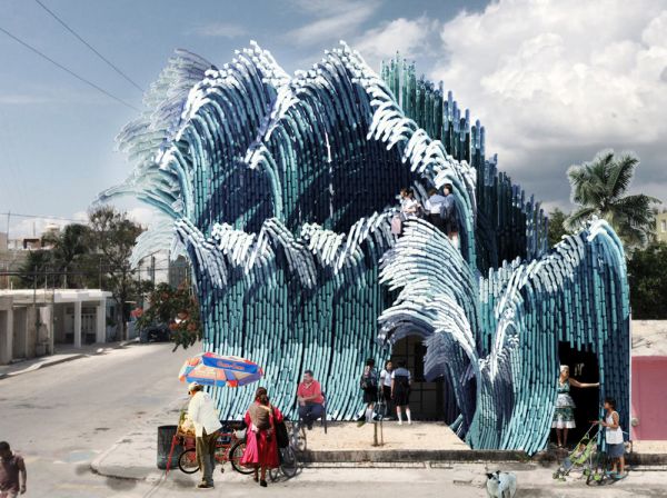 Un’onda blu realizzata con bottiglie di plastica riciclate ricopre la facciata di una scuola in Messico