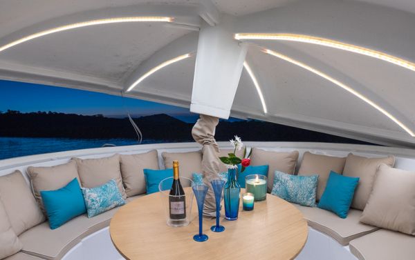 Gli interni di Anthenea: la suite d'albergo galleggiante a energia solare