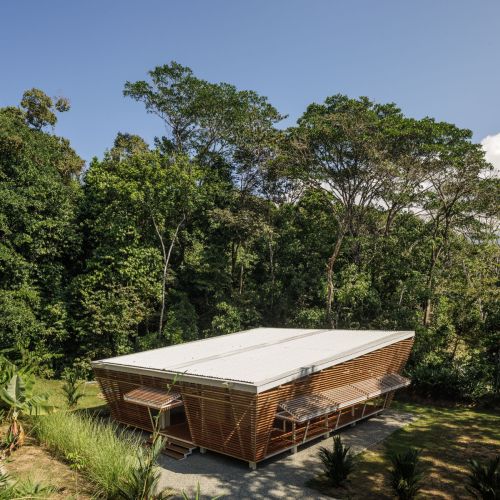 Il tetto inclinato della No footprint house in Costa Rica