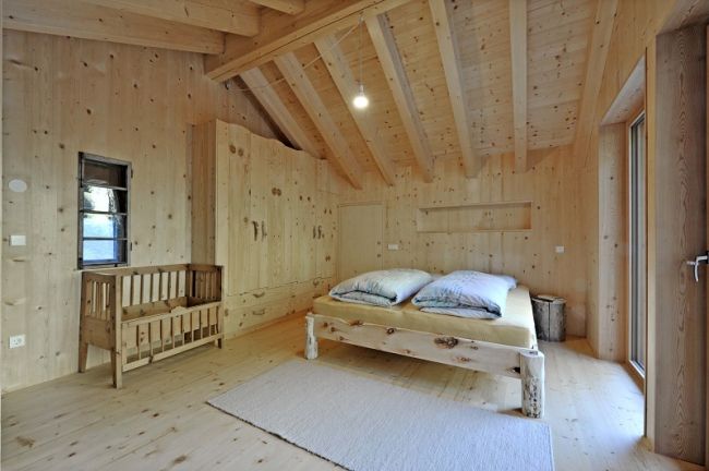 Interno della casa sull'albero realizzata in bioedilizia dallo Studio Solarraum a San Pancrazio