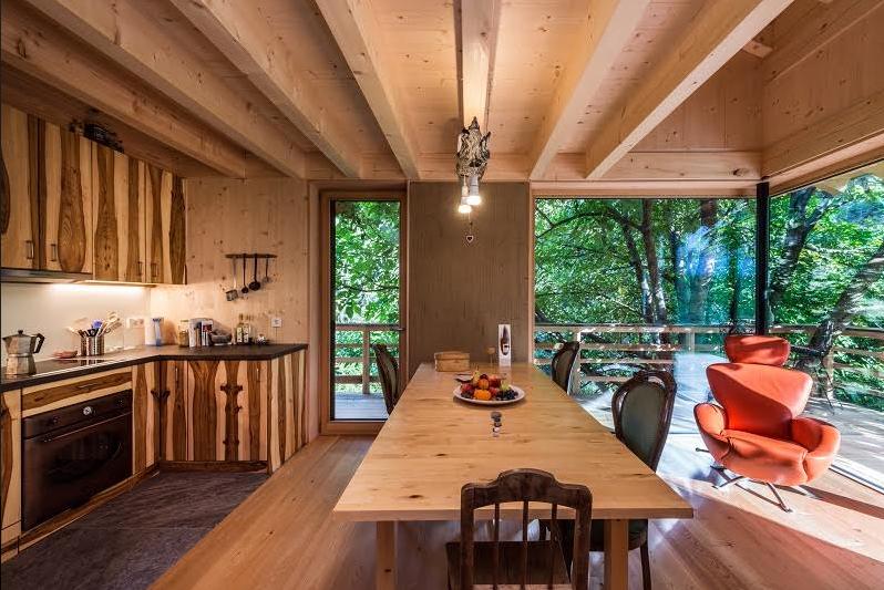 Interno della casa sull'albero realizzata in bioedilizia dallo Studio Solarraum a San Pancrazio