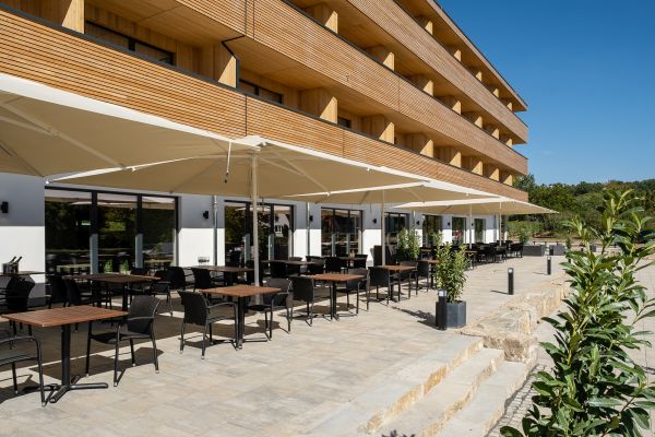 sonnenHotel realizzato in Baviera da Kampa: base in cemento e 3 piani in legno