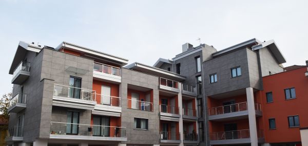 Isotec di Brianza Plastica per l'isolamento termico di facciata e tetto di un edificio a Pinerolo 