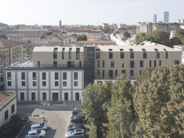 Materiali naturali ed eleganti per la facciate de Il Chiostro a Milano