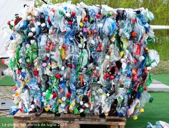 Accordo sulla Manovra, la plastic tax a 0,40 centesimi