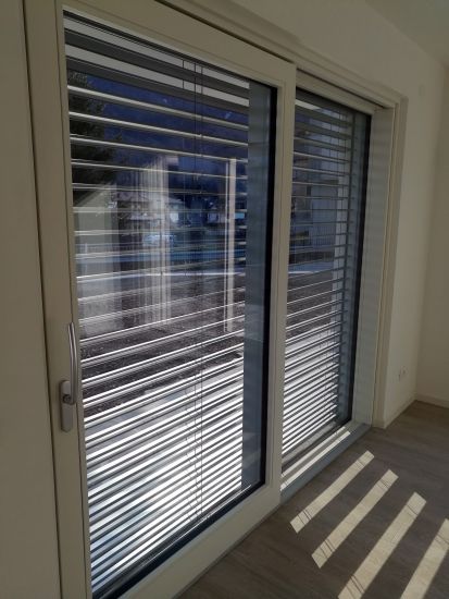 Risultato finale dei serramenti installati sui fori finestra e porta-finestra per la zona giorno realizzati con le soluzioni RoverBlok di Roverplastik