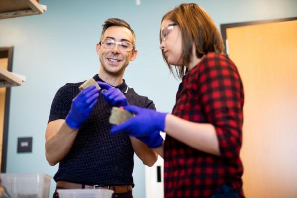 I ricercatori dell'università del colorado che hanno sviluppato i mattoni viventi