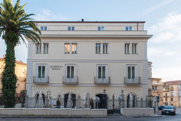 La facciata dell'Albergo Centrale di Lamezia Terme primo hotel classificato ClimaHotel nel Sud Italia