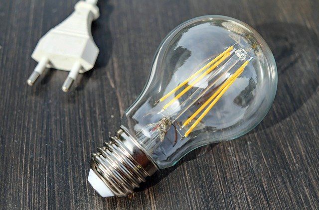 Elettricità e risparmio, ecco come abbattere i costi della tua azienda