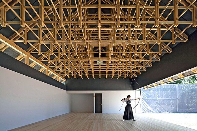 Il grande soffitto dell'Archery Hall che sembra galleggiare