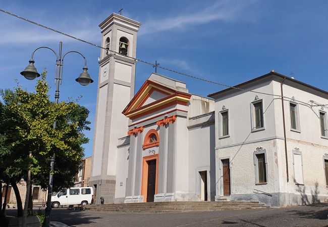 La piazza del comune di Serrenti in Sardegna