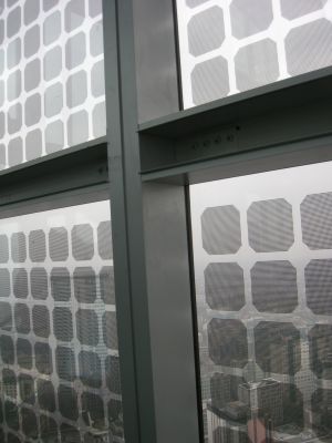 Vetro fotovoltaico inserito in una doppia vetrata trasparente