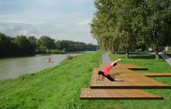 Pedane in legno posizionate in prossimità della rivaper praticare sport all’aperto e attività rilassanti in estate