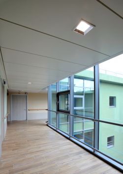 Soffitto radiante per il riscaldamento e raffrescamento efficiente 3