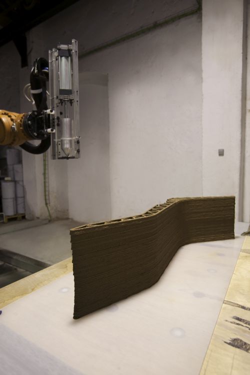 Processo di stampa 3D di una muratura portante in terra cruda, realizzata con sistema Pylos