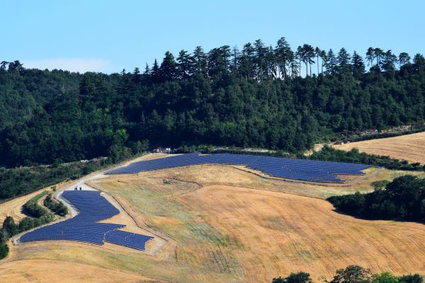 Impianto fotovoltaico a terra per dare energia a un'azienda agricola 1