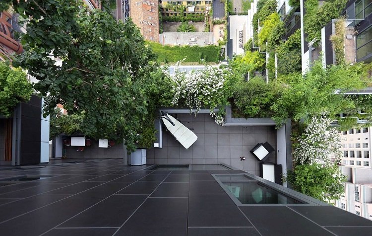 Vista dall'alto di un balcone del Bosco Verticale