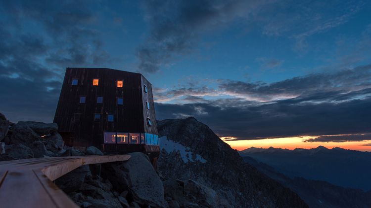 Al Sasso Nero, rifugio in rame e legno