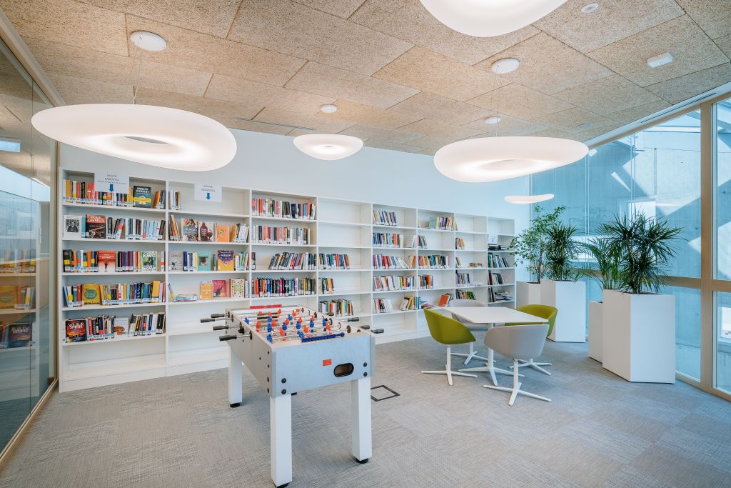 La biblioteca del nuovo headquarter CAP a Milano