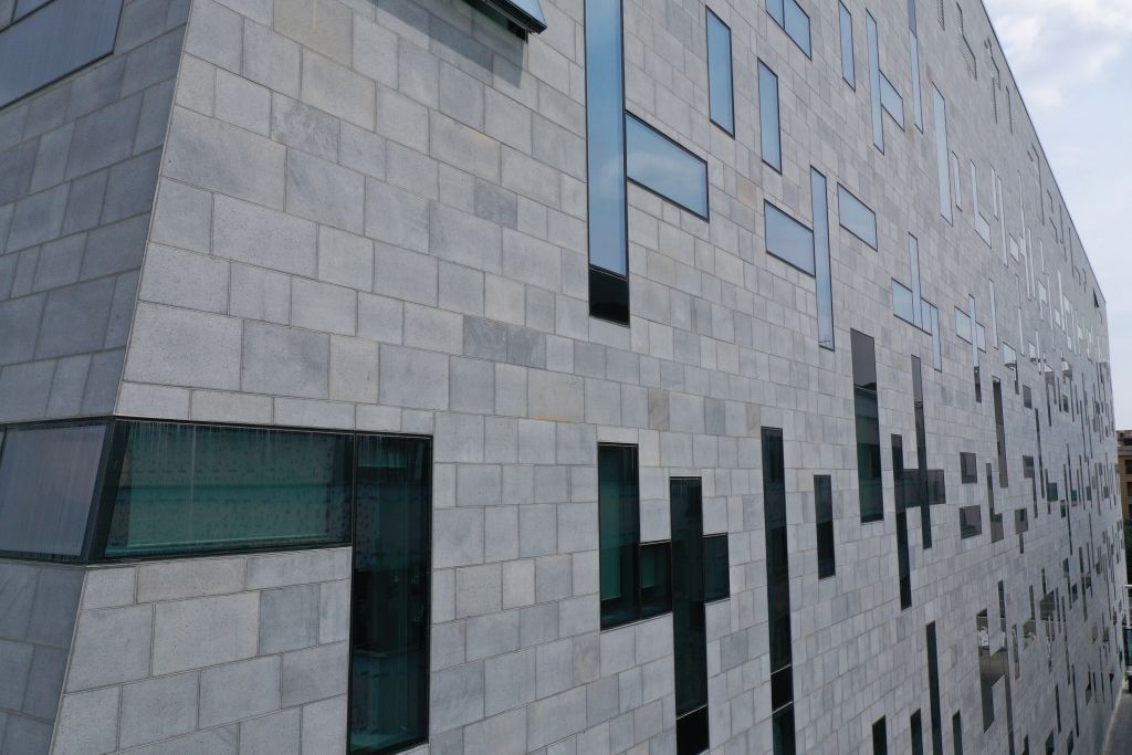 Particolare dei materiali di facciata e delle finestre della nuova sede di Gruppo CAP a Milano