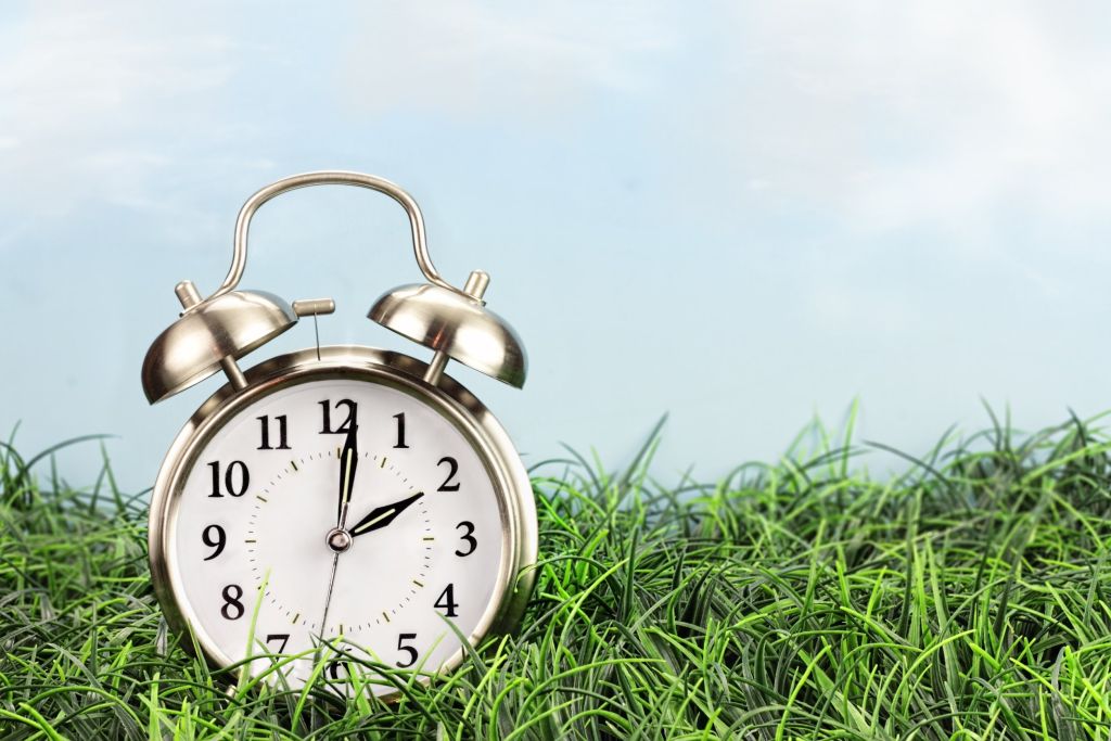 Ora Legale 2025: torna domenica 30 marzo. Quanto si risparmia davvero e perché potrebbe durare tutto l’anno