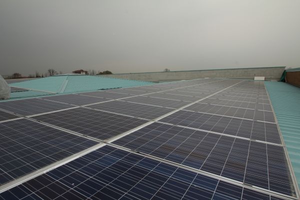Impianto su tetto nel centro sportivo di Gorgonzola|||Parcheggio|||Locale elettrico con inverter Aros