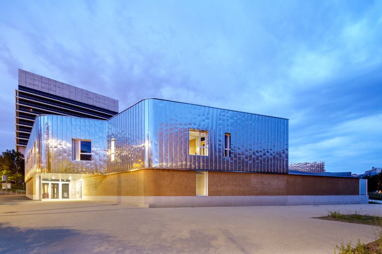 La scuola in terra cruda di Nanterre