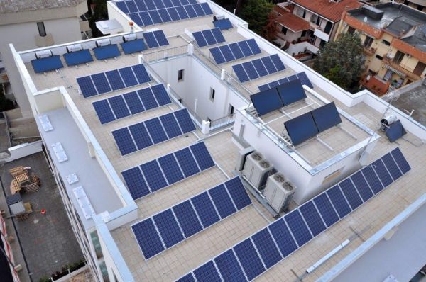 Complesso Solaria, Impianto fotovoltaico e pannelli solari termici sul tetto