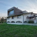 Una casa di legno sul tetto