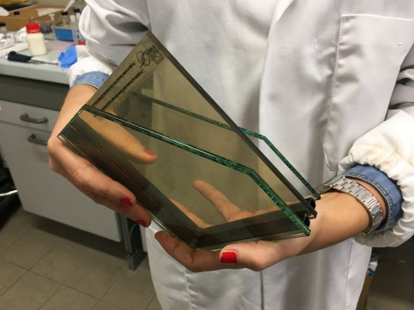 Finestre fotovoltaiche più efficienti grazie alle nanosfere di silicio
