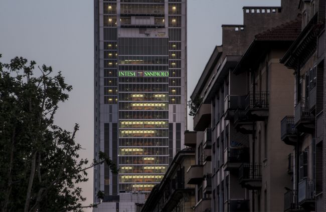 Installazione insegna luminosa a 119,5 metri