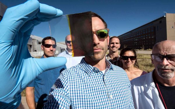 La finestra fotovoltaica cambia colore e produce di più