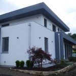 Natura e stile americano: nuova villa in legno a Varese