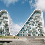 Il condominio a forma di onda che omaggia il paesaggio danese