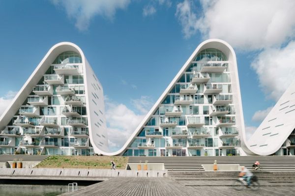 Il condominio a forma di onda che omaggia il paesaggio danese