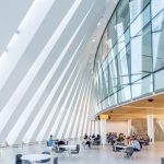 Una facciata con effetto domino per la scuola di management del Massachusetts