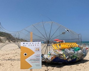Pesce mangia-plastica