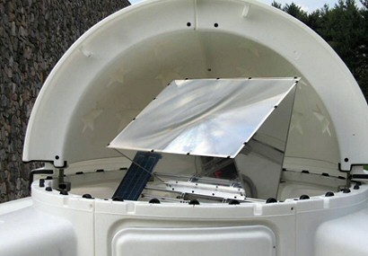 Concentratore solare con specchi adattivi rotanti