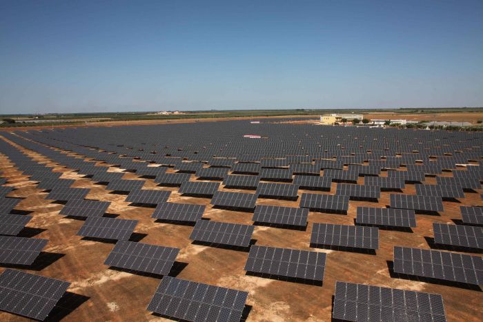 Ruotano come girasoli i pannelli fotovoltaici del nuovo impianto di Torre S. Susanna Brindisi