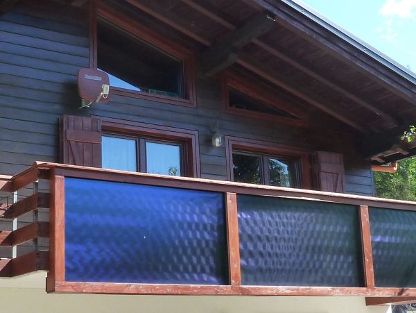 Pannelli solari Wagner & Co Solar Italia per il parapetto del balcone di un’abitazione del bellunese