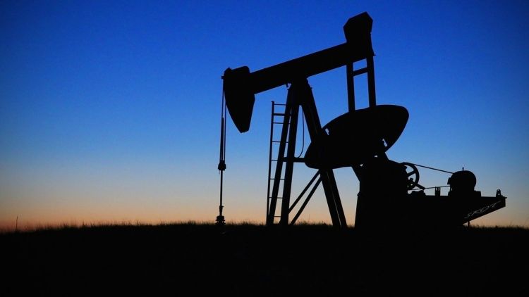 IEA: crollo investimenti nell'industria petrolifera nel 2020