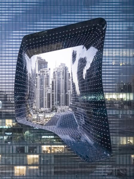 Il cubo scavato nel centro dell’Opus di Dubai nel quartiere Burj Khalifa