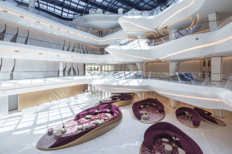 Gli interni dell'Opus di Dubai nel quartiere Burj Khalifa portano la firma di Zaha Hadid