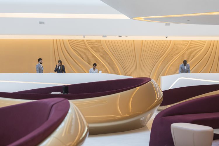 Gli interni dell'Opus di Dubai nel quartiere Burj Khalifa portano la firma di Zaha Hadid