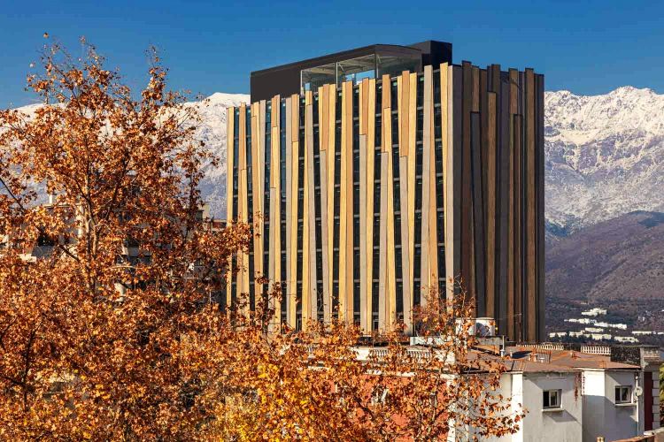 La facciata dell'hotel Nodo in Cile si autopulisce e purifica l'aria circostante