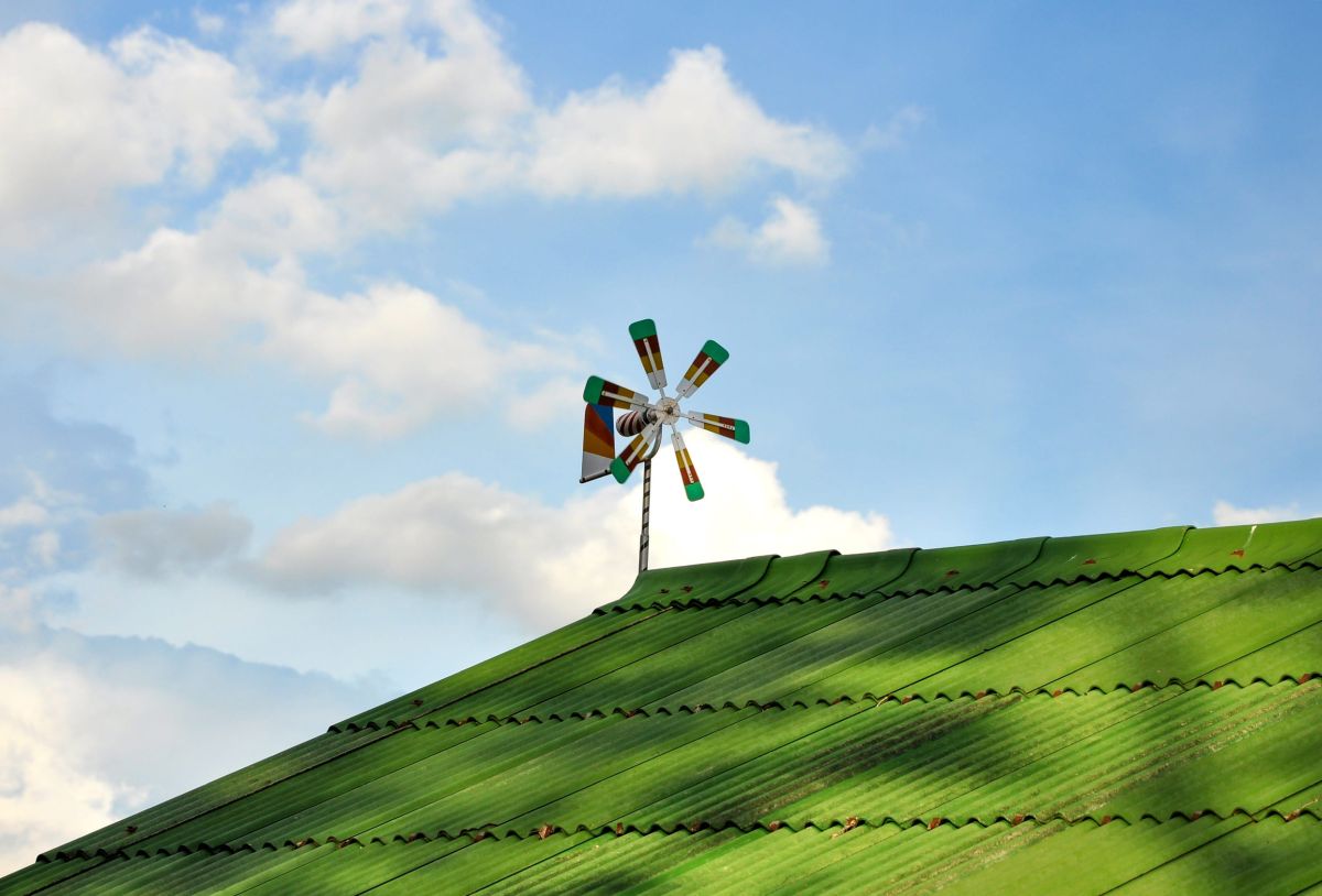 L’umanità deve molto alla forza del vento. I mulini a vento per macinare il grano hanno permesso il sostentamento di popolazioni: ed è per questo motivo che questa energia naturale ed inesauribile ha sostenuto lo sviluppo delle civiltà. Con l'avvento della tecnologia moderna, lo sfruttamento del vento ha compiuto un salto di scala significativo. Le grandi turbine eoliche, hanno permesso di sfruttare il vento per la produzione elettrica su scala industriale consentendo in modo crescente al mix energetico di molti Paesi. L’evoluzione ha aperto una nuova frontiera, ancora più ambiziosa: se il vento può alimentare gli impianti industriali, perché non può alimentare una singola abitazione. Da questa intuizione nasce il mini eolico domestico, una tecnologia che trasforma le grandi turbine in soluzioni compatte installabili su tetti o terrazzi. Ma cos’è un impianto eolico domestico? Con questa dicitura facciamo riferimento ad un sistema di produzione di energia elettrica basato sulla forza del vento, caratterizzato da una potenza inferiore ai 20 kW. Proprio come nei grandi impianti, il mini eolico domestico presenta delle pale che catturano l’energia cinetica del vento, trasferendola poi ad un generatore che la convertirà in elettricità. Il tutto con dimensioni ridotte, perfettamente adatte ad un uso urbano. Vediamo di quali elementi si compone. Il mini eolico si compone di tre elementi principali: la turbina eolica, le cui pale in fibra di vetro o carbonio intercettano il movimento dell'aria; il generatore elettrico, che trasforma l'energia meccanica in corrente; e l'inverter, che converte la corrente continua prodotta in corrente alternata utilizzabile dalle utenze domestiche. L’impianto eolico off grid aggiunge degli elementi in più ovvero un regolatore di ricarica, un banco batterie di accumulo e un inverter ad onda sinusoidale pura. Quando si parla di mini eolico domestico possiamo fare riferimento a due tipologie: la turbina eolica ad asse verticale e la turbina eolica ad asse orizzontale. La prima opzione è adatta a contesti parzialmente riparati dal vento, come terrazzi e balconi: riesce infatti a captare velocità eoliche anche molto basse. Le turbine ad asse orizzontale sono ideali per venire inserite su un tetto o in campo aperto dove il vento è più consistente. Quanto produce una mini pala eolica per casa? Che si tratti di mini eolico per abitazione o di impianti su scala più ampia, la tecnologia eolica domestica si divide principalmente in due categorie: sistemi ad asse verticale e sistemi ad asse orizzontale. L'impianto ad energia eolica con turbina eolica domestica verticale condivide struttura e principi di funzionamento con i tradizionali impianti industriali, ma si presenta in scala ridotta e adatta all'uso residenziale. Quest’ultima soluzione può prevedere turbine mini eoliche capaci di generare fino a 30 kW, oppure pale micro-eoliche con una produzione che arriva fino a 1 kW, rendendola adatta a diverse esigenze abitative. Nel confronto tra mini eolico orizzontale e verticale è possibile evidenziare differenze significative. Il modello ad asse orizzontale è attualmente il più comune nelle applicazioni domestiche, grazie alle sue dimensioni contenute e alla facilità di montaggio. Il sistema ad asse verticale si rivela vantaggioso in ambienti urbani o in presenza di venti turbolenti e multidirezionali, poiché non necessita di essere orientato rispetto al vento ed è generalmente più silenzioso e discreto. Qual è la differenza tra eolico domestico ed eolico industriale? Un impianto eolico industriale ha una grandezza ben diversa da un impianto eolico domestico: anche se il funzionamento alla base dei due sistemi è il medesimo, nel caso dell’impianto eolico per casa il movimento delle pale viene riproposto su scala notevolmente ridotta. Le altezze che raggiungono le turbine industriali sono davvero considerevoli e la potenza elevatissima. Al contrario, un mini eolico dedicato ad un’abitazione si presenta con strutture compatte pensate per integrarsi in contesti residenziali. Una turbina eolica ad asse verticale o ad asse orizzontale permette ai privati di sfruttare la forza del vento per produrre energia pulita in modo autonomo e pulito. È possibile integrare eolico domestico e fotovoltaico? L’integrazione dell’eolico domestico con impianto fotovoltaico esistente permette di usufruire di un sistema ibrido in grado di massimizzare la produzione di energia green nell’arco dell0intera giornata. I due sistemi lavorano in modo complementare: il sole raggiunge la sua massima intensità nelle ore centrali del giorno, mentre il vento tende ad essere più sostenuto nelle prime ore del mattino e la sera. In questo modo è possibile coprire proprio i momenti in cui la produzione fotovoltaica si riduce. Il mix di fotovoltaico e mini eolico permette così di ottenere una fornitura energetica più affidabile. Quanto vento serve per far funzionare una turbina domestica? Il mini eolico per abitazione, per definizione, deve essere inserito in un’area che presenta una ventilazione costante. Per questo motivo prima di valutarne l’acquisto il primo controllo da effettuare riguarda proprio la ventosità del sito. Ricordiamo che, per l’impianto eolico per casa, non basta la sola presenza del vento. La velocità del vento deve attestarsi attorno ai 40-50 km/h così da massimizzare la resa energetica. Serve un permesso per installare un impianto eolico domestico? Soddisfatti i requisiti di ventosità, il passo successivo riguarda le autorizzazioni per l'impianto eolico privato, che variano in base alla potenza dell'impianto e alle normative regionali vigenti. Per gli impianti fino a 60 kW è sufficiente la PAS (Procedura Abilitativa Semplificata), un iter snello che prevede la sola approvazione del progetto a livello comunale, pensato appositamente per agevolare la diffusione degli impianti di piccola taglia. Per potenze superiori ai 60 kW, invece, è necessaria l'Autorizzazione Unica rilasciata dalla Regione. Quanto costa un impianto eolico per abitazione privata? Non possiamo fornire una cifra esatta del costo per l’eolico domestico. Se state valutando il costo di installazione per una turbina eolica domestica chiavi in mano possiamo stimare una cifra che va dai 3000 fino ai 5000 euro per kW installato. L’acquisto di un impianto eolico per abitazione privata ci pone davanti ad un costo importante, ma va considerato come un investimento green che porterà benefici a lungo termine. L’eolico domestico conviene nel 2025? Nel 2025 investire nell’eolico domestico è stata una scelta oculata soprattutto per le PMI che hanno potuto usufruire di agevolazioni legate al PNRR. L’eolico domestico funziona anche in città? Sfruttare la potenza del vento che soffia nelle aree urbane permette ai cittadini di produrre energia pulita e ridurre i costi in bolletta. Il mini eolico ha dimensioni ridotte che possono facilmente inserirsi in un contesto cittadino. Una turbina eolica ad asse verticale, per esempio, hanno un design compatto e poco ingombrante ideale per essere installate su tetti piani o terrazzi. Oltre all’opzione verticale, troviamo anche la turbina eolica ad asse orizzontale, anch’esse di dimensioni contenute e semplici nell’installazione. Quanto dura una mini turbina eolica? La durata media di vita di una mini pala eolica domestica va dai 15 ai 20 anni. Si raccomanda di fare attenzione alla manutenzione del mini eolico così da garantirne un corretto funzionamento nel tempo. 