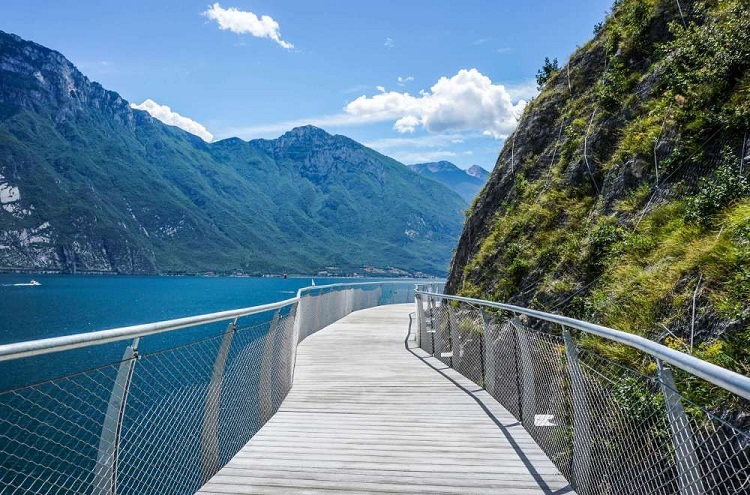 Tratto di pista ciclabile sul Garda