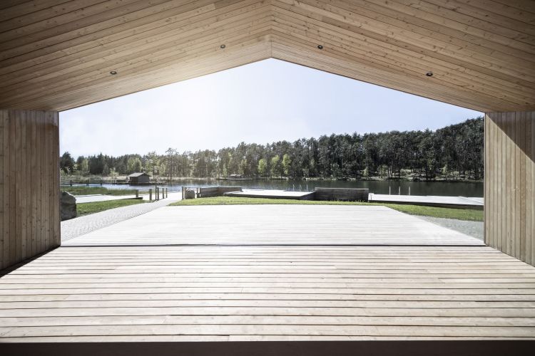 Vista sul lago dal blocco della zona ristoro della casa sul lago in provincia di Bolzano